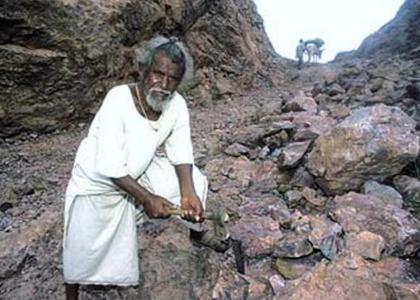 ‘माऊंटेन मैनः 22 सालों में हथौड़ा छेणी से चीर डाला पहाड़’ 